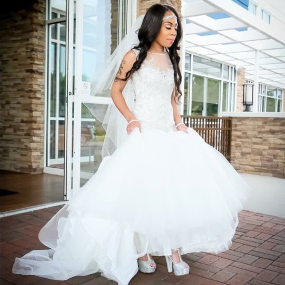 Beautiful wedding dress color ivory!